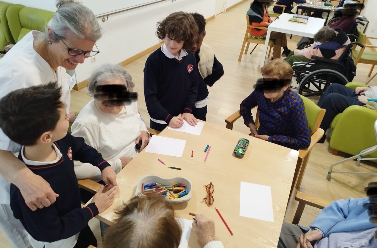 ColegioRafaelaM's tweet photo. El pasado 15 de abril se celebró el #diadelniño y el #diamundialdelarte . Alumnado de nuestro colegio celebró esta festividad con los ancianos del centro de día @villasaluten . https://t.co/aEr7X1v9uh