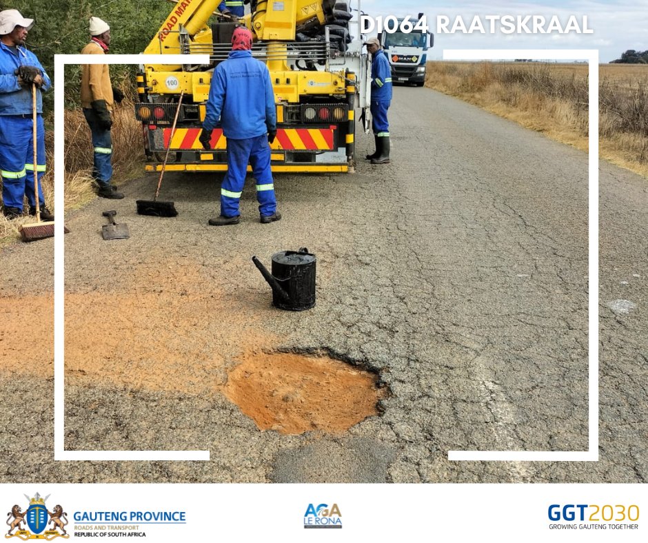 GPDRT_'s tweet photo. Our mandate as a Department is to make smoother and flawless roads for your safer journey, hence our Krugersdorp maintenance team is taking the challenge to bring you smoother and safer roads with tar patching.  #AgaLeRona #GrowingGautengTogether https://t.co/mQxCaKbfyW
