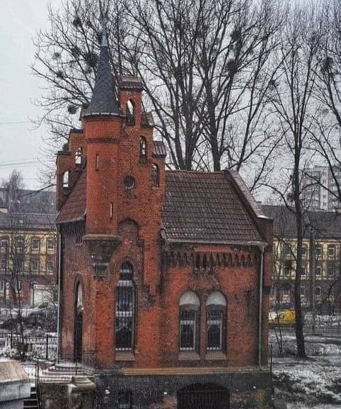 Kaliningrad. Yüksek Köprü Bekçisinin Evi. Yüz yılı aşkın süredir ayakta duruyor.

Fotoğraf: Oleg Khodanovich