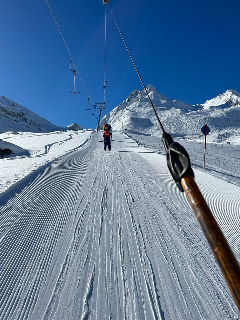 Angenehm warme Temperaturen 🌷 und perfekten Pisten🎿 beim 𝐒𝐨𝐧𝐧𝐞𝐧𝐬𝐤𝐢𝐥𝐚𝐮𝐟 𝐚𝐦 𝐁𝐞𝐫𝐠!⁠ So lässt sich der Gletscherfrühling in vollen Zügen genießen 😍⁠
#tuxfinkenberg #lovetux #stammgast