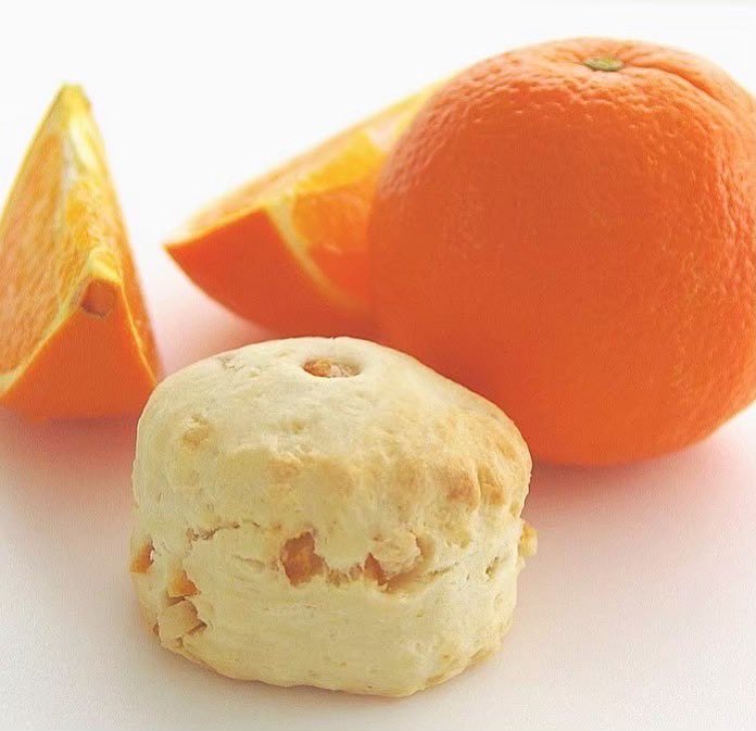 sconedolphin_'s tweet photo. オレンジスコーン🍊

15日より、キャラメルスコーンに代わって
販売開始しました😊

さっぱりとした香りに
オレンジのすっきりとした甘さが絶妙な一品です✨

是非ご賞味ください♪

＃スコーンドルフィン https://t.co/5YSEnVw6Py