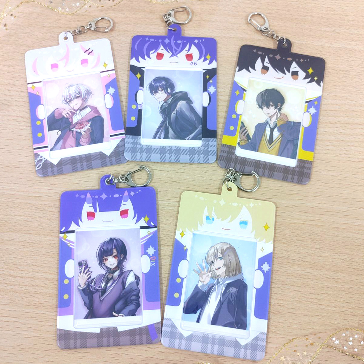 otonakyo's tweet photo. 🌟グッズ紹介🌟
【大人教 チェキホルダー】

チェキやカードを入れられるデフォルメデザインのチェキホルダー
アクキーやリボンをつけてアレンジするのもオススメです
裏面には５人の個性が溢れる遊び心も…！

https://t.co/BjRDOXkbox
#大人教 https://t.co/CGOvtE4yOF