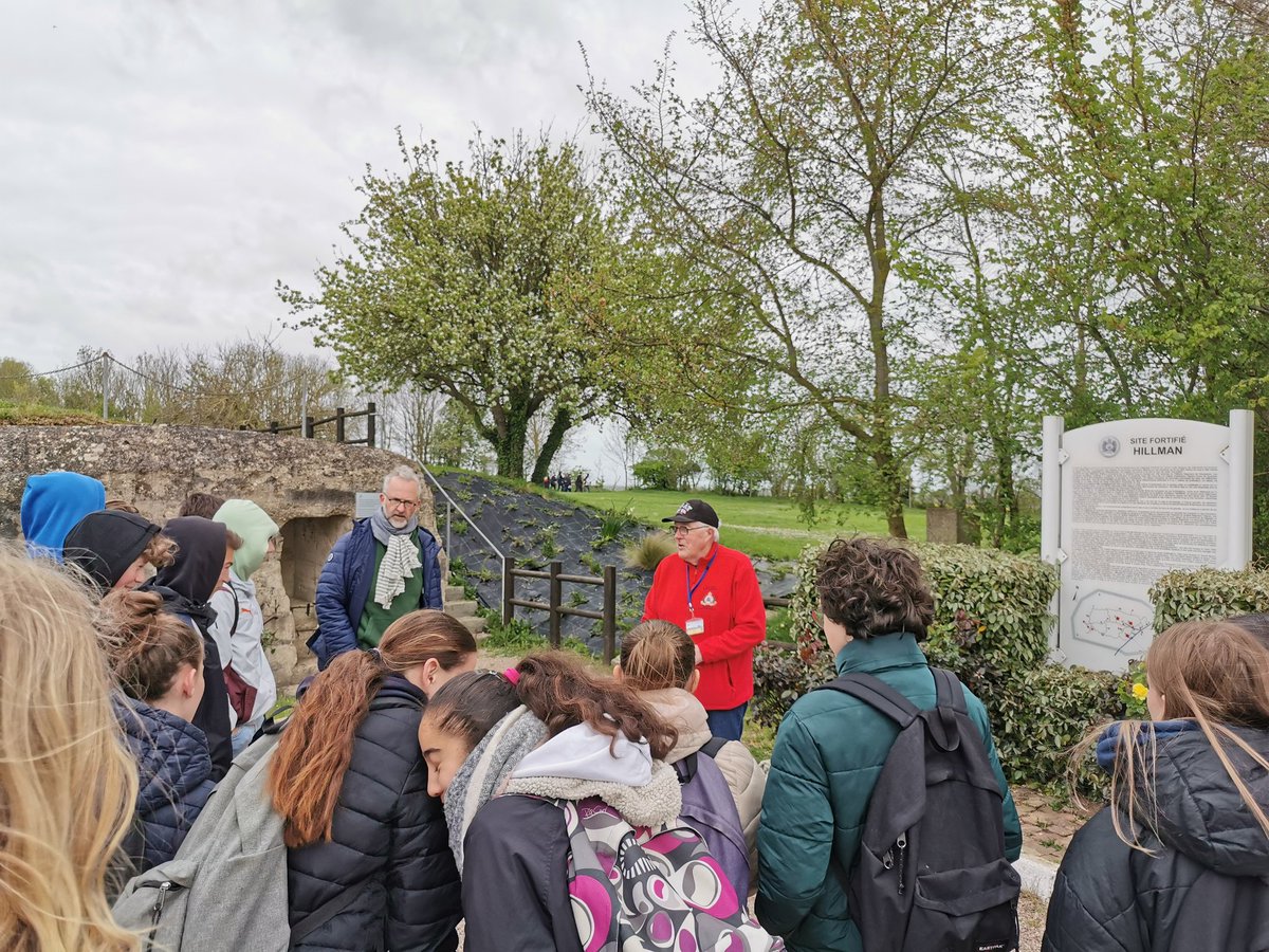 Pr le 80e anniversaire du D-day, découverte de Sword, du site Hillman, du musée de Pegasus Bridge et du cimetière anglais de Ranville pour les 3e du @clgCassin61. Une journée sur les traces des Anglais ! #80eDDay #memoire