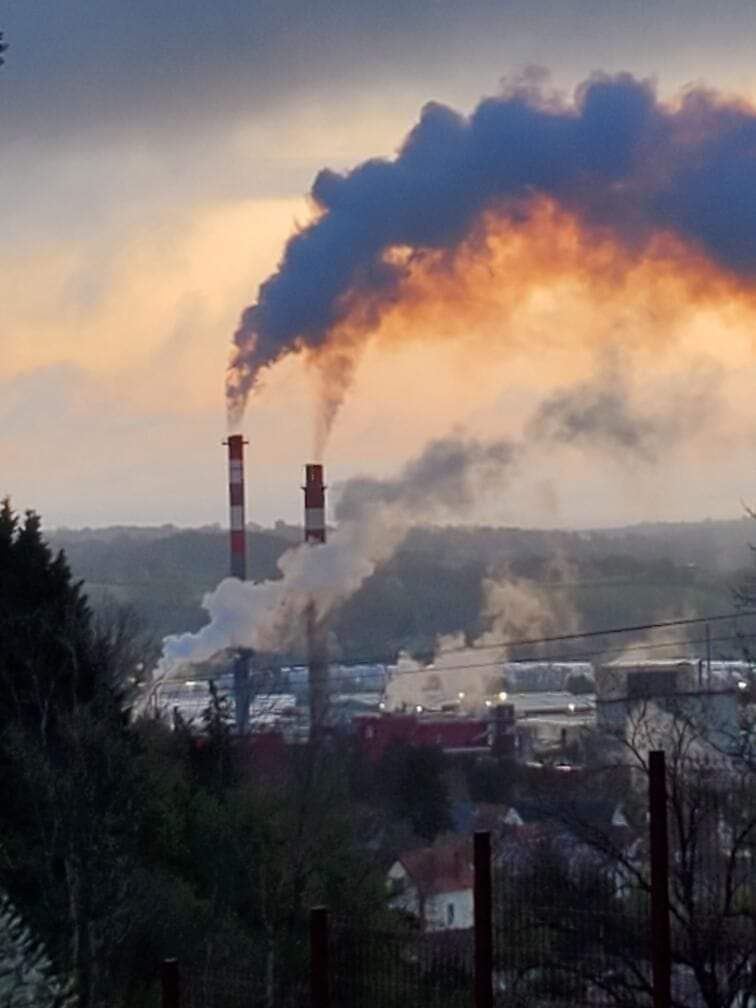 Pendant ce temps à Saint-Eloy-les-Mines 40 ans après l'installation de #Rockwool, des eloysiens brisent l'omerta.

'DISPERSION' ose affirmer l'industriel à qui veut l'entendre dans leur propagande aussi toxique que ses rejets.

@ChristopheBechu
@yjadot
@marietouss1 @GabrielAttal