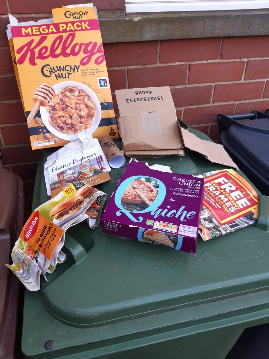Recyclable cardboard and paper doesn't just come with your Amazon or e-Bay deliveries! It's in the junk mail on your door step through to your yummy cereal box and delicious dinners😋 ♻️ 😇 It's even hiding inside your 🧻