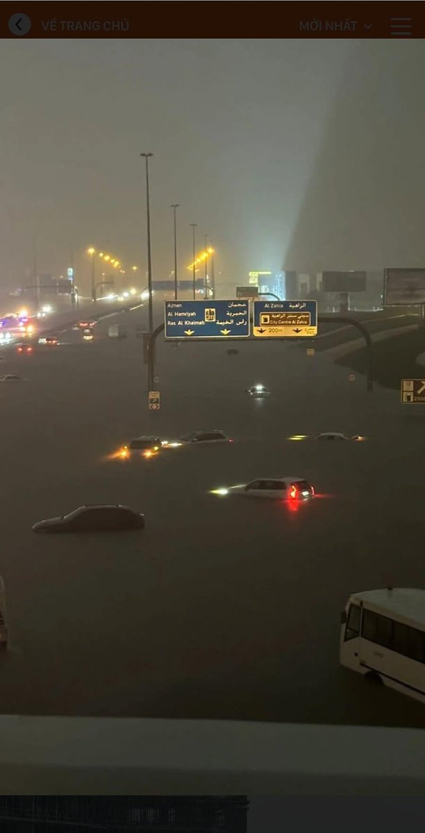 Các bạn sẽ khó tin nhưng đây là Dubai - nơi nổi tiếng khô hạn - vừa đón nhận một trận lụt lớn vào ngày 16/4 vừa qua. Hành tinh chúng ta đang diễn ra việc biến đổi khí hậu rất lớn