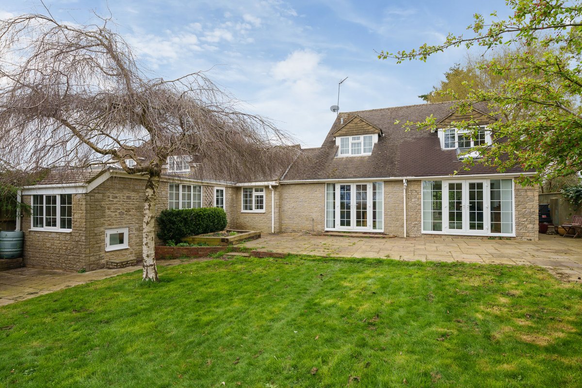 ChancellorsEA's tweet photo. 📍Chadlington, Oxfordshire, OX7
Detached 4 Bed House For Sale
£1,250,000

This versatile extended home has been finished to a high standard and offers well over 2000sqft of living accommodation.

💻https://t.co/EmOZt3VIDj
☎️01608 644422
📧chippingnorton.sales@chancellors.co.uk https://t.co/3KdLT5fazZ