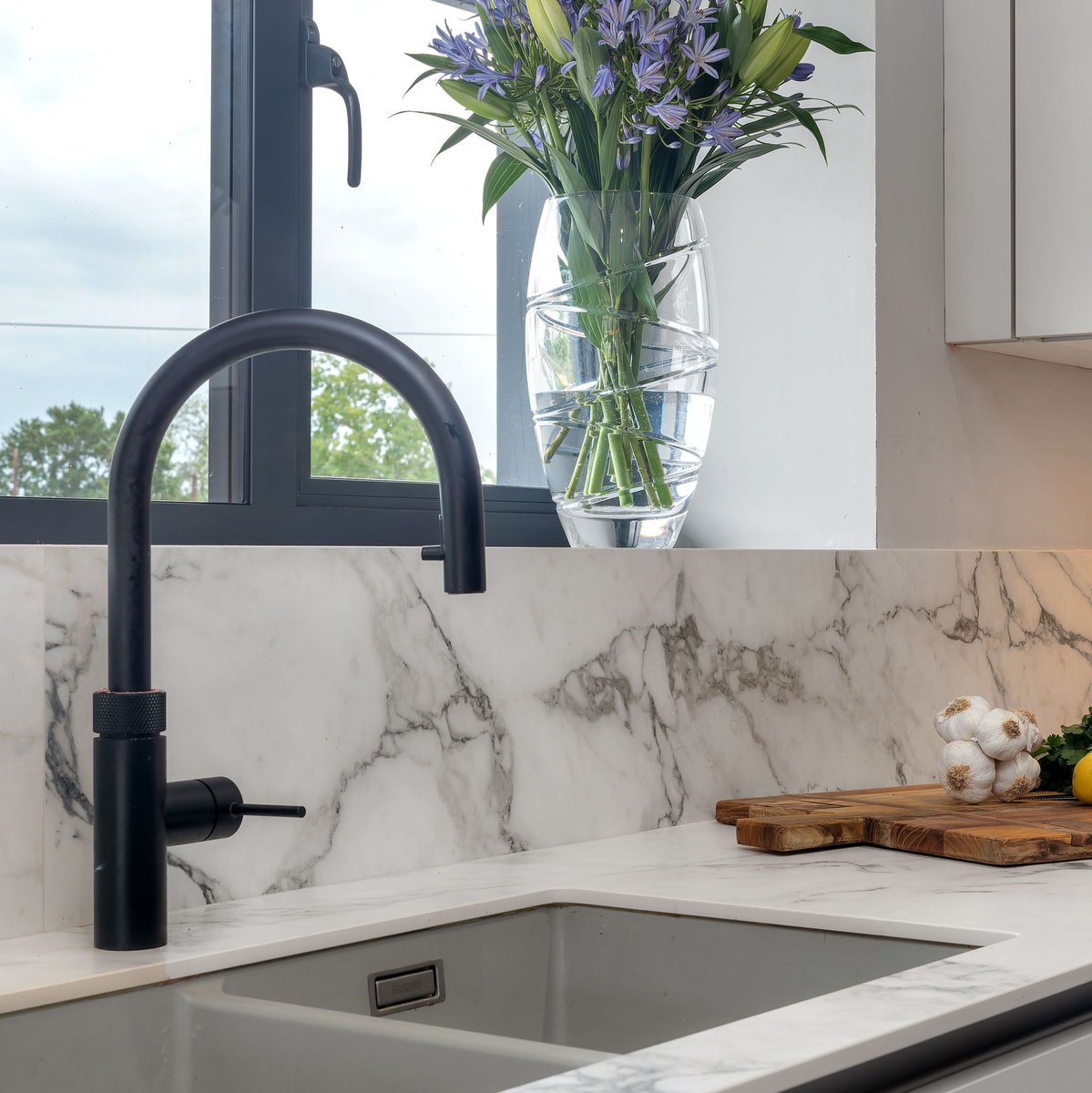 ArtHouse13's tweet image. Keep your worksurfaces clear with a @Quookeruk tap. 
#Quooker #kitchentap #boilingtap #kitchendesign #interiordesign #SieMatic #luxurykitchens #AlderleyEdge #Cheshire #cheshirelife #luxurylifestyle #luxurykitchens #dreamkitchen #kitchen #homedecor"
