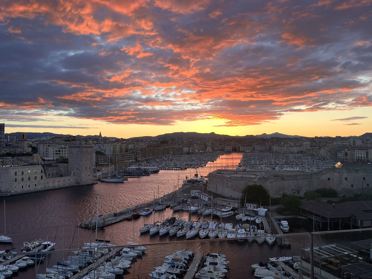 npagnol's tweet photo. Tu nous quittais il y a aujourd’hui 50 ans. D’ici le vieux port semble nous mener vers le Garlaban. De Marius à La Gloire de mon Père tu as chanté la Provence comme nul autre. https://t.co/F9hhOCN40x