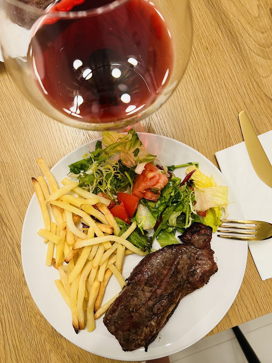 This is when life is good and tasty 😋 #sirloinsteak and its accompaniments including some delicious red #wine #MarchesiIncisaDellaRocchetta #food #ThursdayMotivation