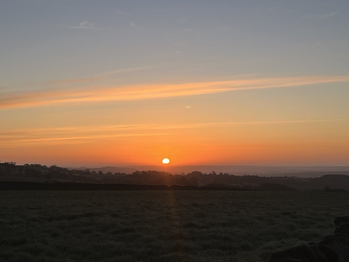 Lovely sunrise, cold but not much wind. Badger,hares, wheatear & curlew all about… @DerbysWildlife @Derbyshirebirds