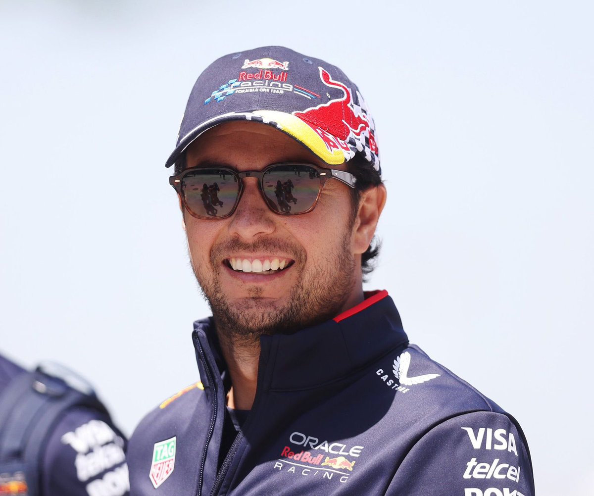 F1Katt's tweet photo. No se si es el  hombre o la gorra pero me gusta esa gorra , se ve tipo red bull racing en sus inicios la quiero https://t.co/oYfDdwxSFL