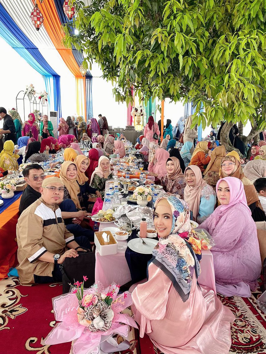 ingrid_kansil's tweet photo. Halal bihalal Ipemi Pusat 17.04.2024 yg mjd momen mempererat hubungan antar anggota & mbgn kebersamaan, diiringi dgn tausiyah dari ustadz Abunida F ttg berbisnis yg bernilai Ibadah
#ikatanpengusahamuslimahindonesia
#ipemi https://t.co/ceKSGBboVD