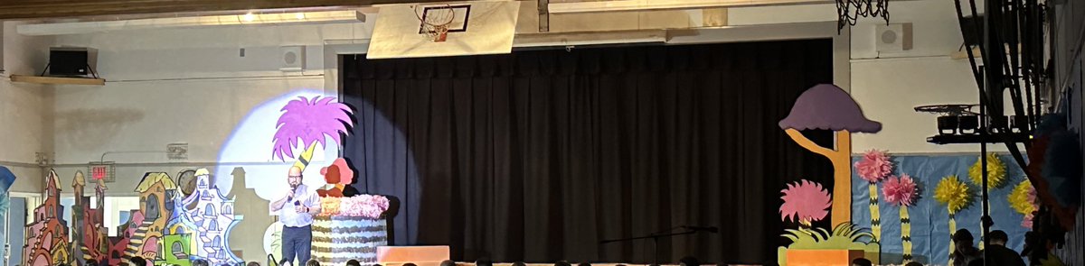 karolyniverson's tweet photo. What an amazing afternoon to walk over to Ecole Inman to watch Seussical the Musical.  The class loved the show. @EcoleInman and @inmanSD41 thank you for having us. @maywoodSD41 https://t.co/6TeDv3MUCC