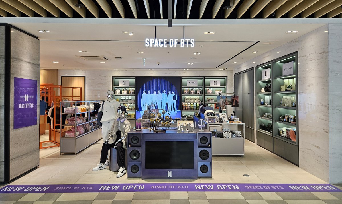 HYBE_MERCH's tweet photo. SPACE OF BTS 신세계면세점 명동점에서 다양한 BTS 투어 & 앨범 공식 상품을 만나보세요!

⏰(월-목) 10:30 - 20:00, (금-일) 10:30 - 20:30
📍서울특별시 중구 퇴계로 77, 신세계백화점 본점 신관 11F

📣해외로 출국이 확정되신 고객에 한하여 출국 60일 전부터 구매 하실 수 있습니다.

#BTS #방탄소년단 #SPACEOFBTS 
#shinsegaedutyfree #신세계면세점명동점