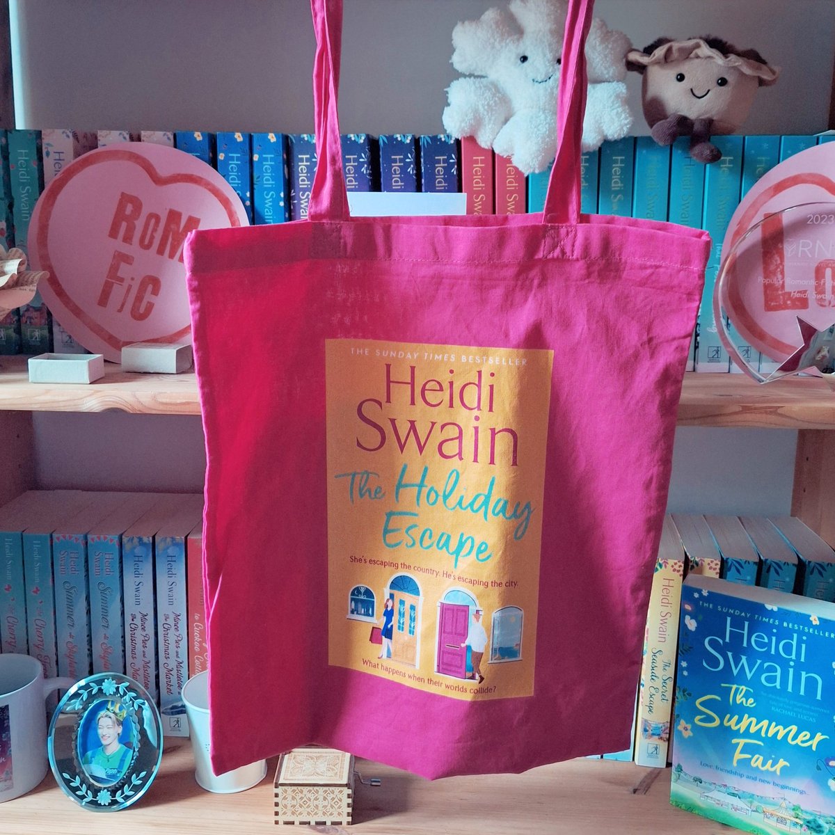With just 1 week to go until #TheHolidayEscape publication day, now is the perfect time to launch my beautiful, BRAND-NEW #BLOG! 🎊🥳🎊🥳🎊🥳🎊🥳🎊 AND if that wasn't exciting enough, I'm running a limited edition tote bag giveaway to launch it! heidiswain.blog