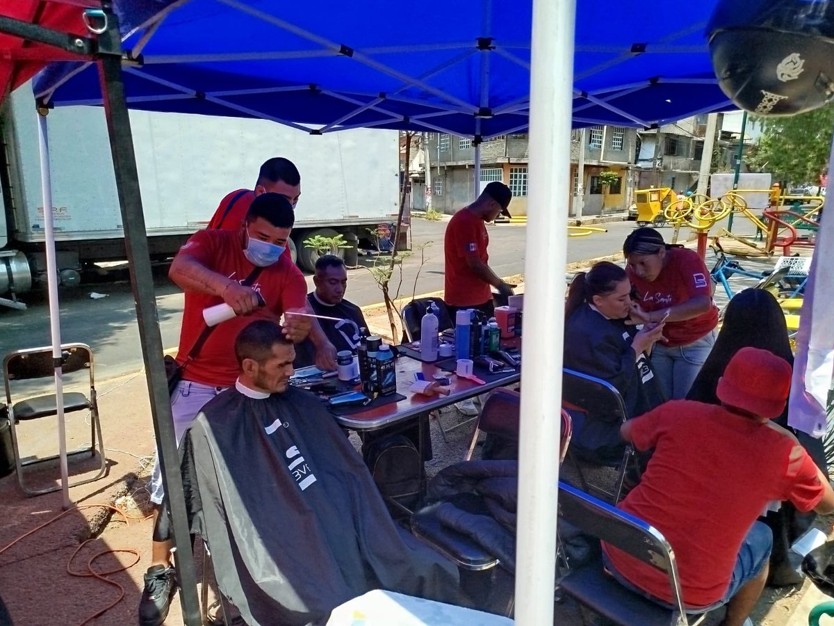 efraindependien's tweet photo. El día de hoy estuvimos en la colonia El Moral con el servicio voluntario de barbería proporcionado por nuestros amigos de la santa. Estas actividades son una muestra de que la comunidad la construimos todos. 
#diputado #Elecciones2024MX #efraindependiente https://t.co/sjxXnnFdVM
