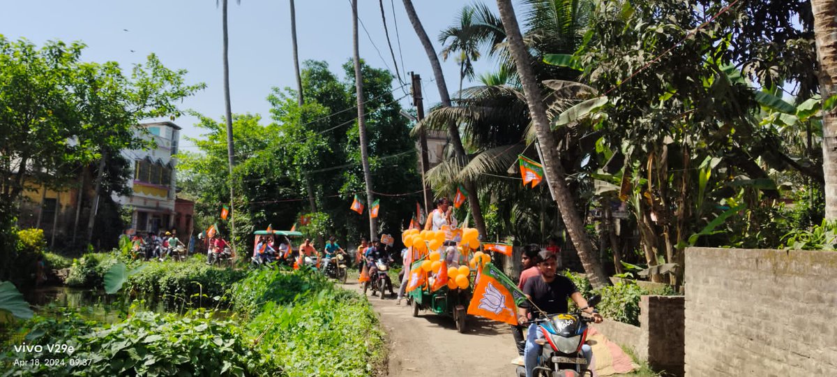 BJP4UluberiaPC's tweet photo. উলুবেড়িয়া দক্ষিণ বিধানসভার বহিরা অঞ্চলে জনসংযোগ করছেন উলুবেড়িয়া লোকসভার বিজেপি প্রার্থী অরুনউদয় পালচৌধুরী মহাশয়।
#Vote4BJP #vote4arunudaypaulchowdhury 
#ModiAgainIn2024 #AbkiBaar400Paar #AbkiBarModiSarkar #ModiKiGuarantee https://t.co/GiscmBbEiR