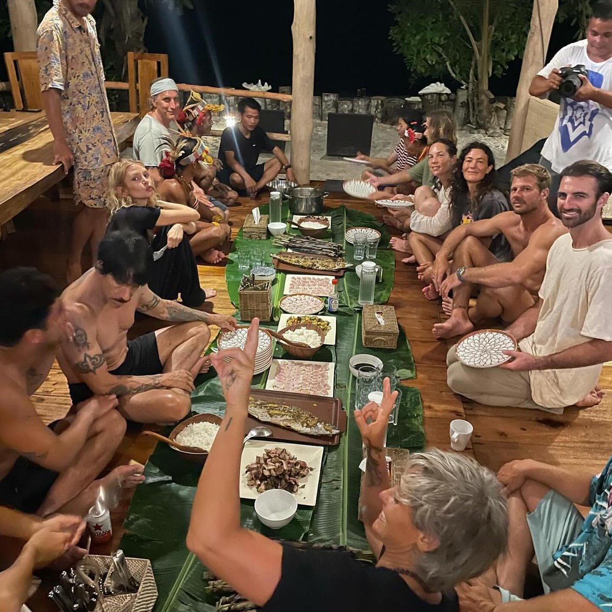 kolonigigs_'s tweet photo. Kapan ya bisa makan malem lesehan pake nila bakar bareng mbah Anthony Kiedis RHCP ya? 🥲🥲 https://t.co/06OXglm7S1