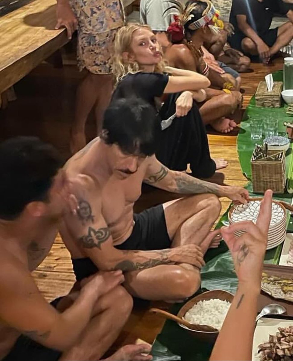 kolonigigs_'s tweet photo. Kapan ya bisa makan malem lesehan pake nila bakar bareng mbah Anthony Kiedis RHCP ya? 🥲🥲 https://t.co/06OXglm7S1