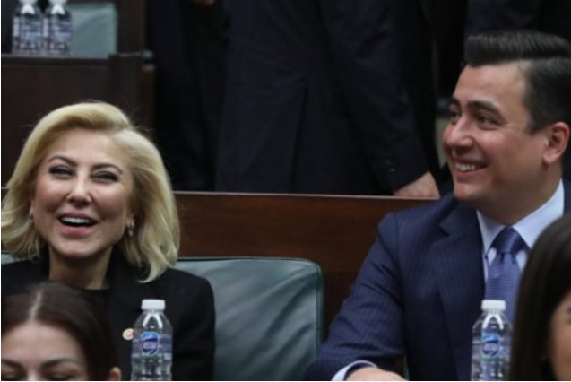 Muhteşem bir kare olmuş.

Halk açlıkla sınanırken Monaco'da ıstakoz yiyen akp'li vekille, babası Ankara'yı parsel parsel satıp yiyen vekil...