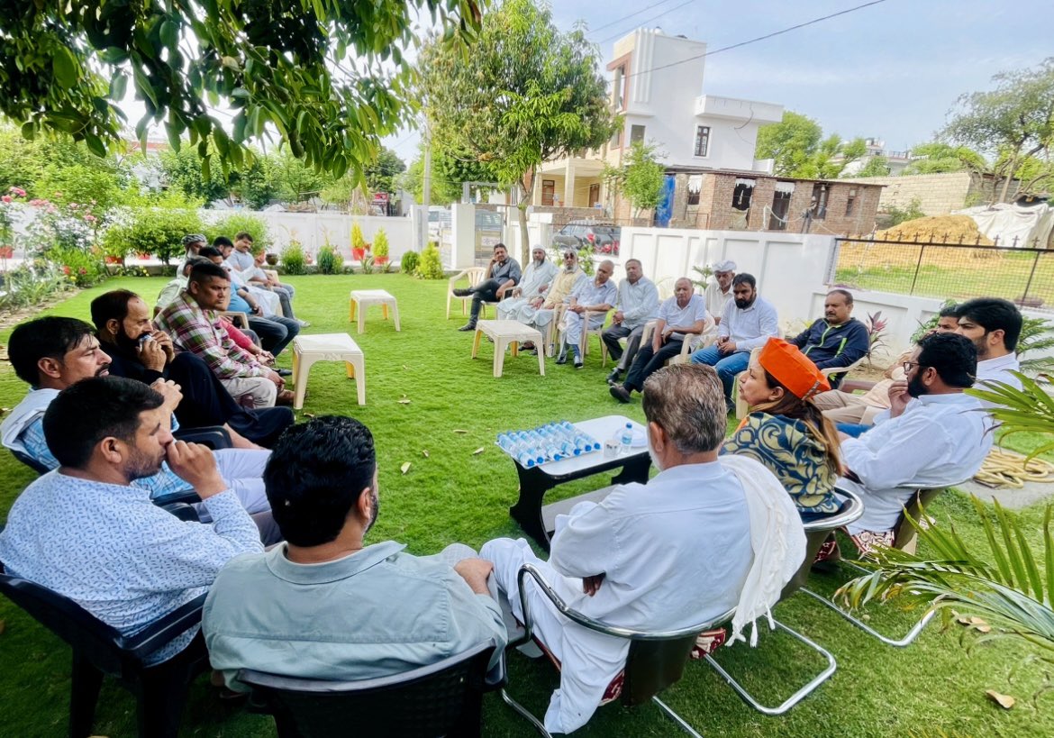 RekhaMAHAJAN7's tweet photo. Dated 17th April
Public Meeting at #MalikMarket #bhatindi
#BahuConstituency
#District #JammuSouth
#AbkiBaar400Paar
#EkBaarPhirSeModiSarkar
@RavinderRaina @AshokKoul59 @tarunchughbjp @ashishsood_bjp @blsanthosh @JPNadda @AmitShah @BJP4JnK @BJP4India https://t.co/xJyjqJErZv