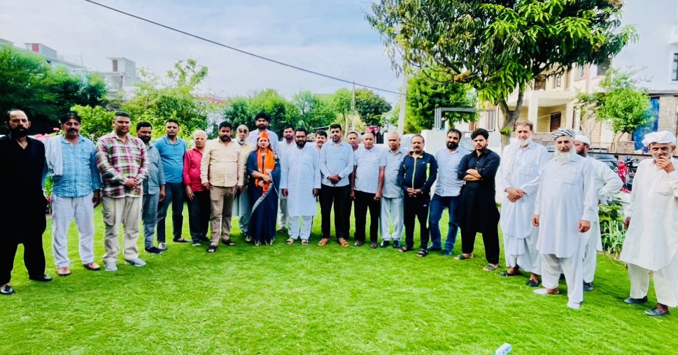 RekhaMAHAJAN7's tweet photo. Dated 17th April
Public Meeting at #MalikMarket #bhatindi
#BahuConstituency
#District #JammuSouth
#AbkiBaar400Paar
#EkBaarPhirSeModiSarkar
@RavinderRaina @AshokKoul59 @tarunchughbjp @ashishsood_bjp @blsanthosh @JPNadda @AmitShah @BJP4JnK @BJP4India https://t.co/xJyjqJErZv