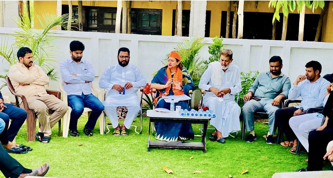 RekhaMAHAJAN7's tweet photo. Dated 17th April
Public Meeting at #MalikMarket #bhatindi
#BahuConstituency
#District #JammuSouth
#AbkiBaar400Paar
#EkBaarPhirSeModiSarkar
@RavinderRaina @AshokKoul59 @tarunchughbjp @ashishsood_bjp @blsanthosh @JPNadda @AmitShah @BJP4JnK @BJP4India https://t.co/xJyjqJErZv