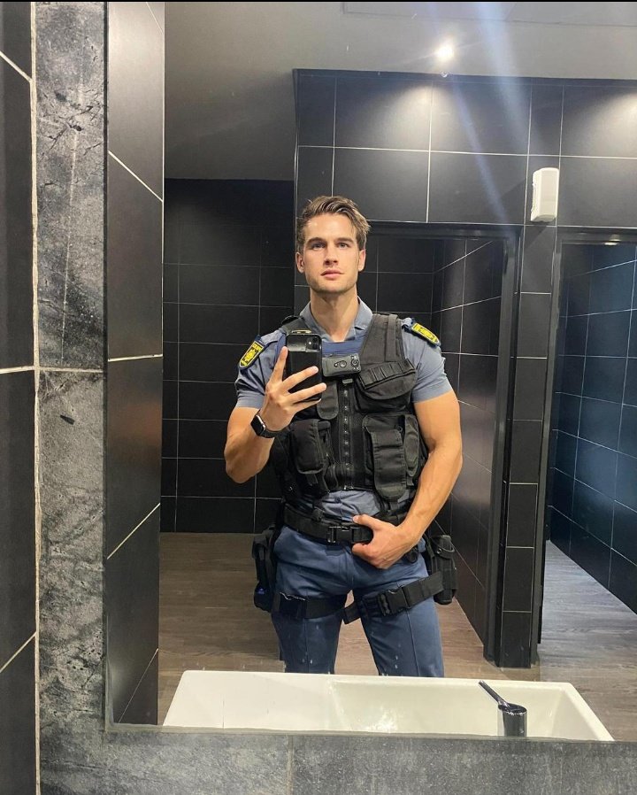 It's giving SWAT vibes!!.............😍🤩😍
Oh Dear Lord SAPS🔥