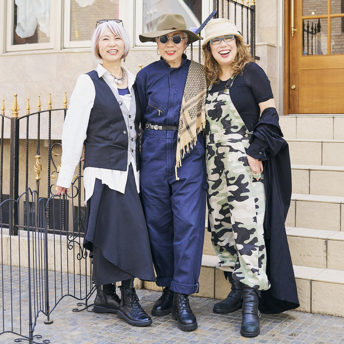 wwd_jp's tweet photo. ファッションコーディネーター島崎真代さん（中、70歳）のインスタでの呼び掛けに、平均年齢61歳60人が集合！

「更年期があったり愛する人との別れがあったり、いろいろだけど、年齢を言い訳に諦めるなんてナンセンス！“寝たきりより出たきり!!”、どんどん挑戦してみて」

参加者スナップはこちら⬇️ https://t.co/RoEfjwJHWJ