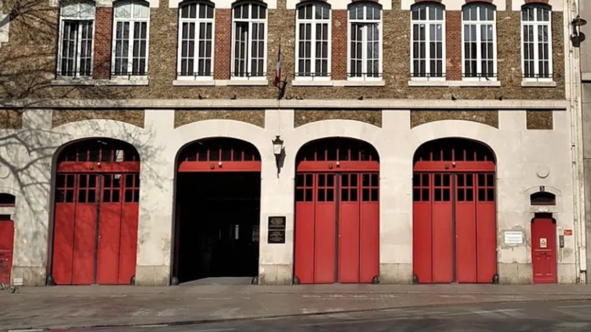 [On en parle] 18 avril 1944 / 2024 🔥 La caserne Nativité [1902] des @PompiersParis est touchée par un bombardement allié nocturne. Quatre pompiers sont tués, six sont blessés. Une plaque hommage a été installée en 1994 sur la façade de la caserne #WW2 #Paris12 #Lachambeaudie