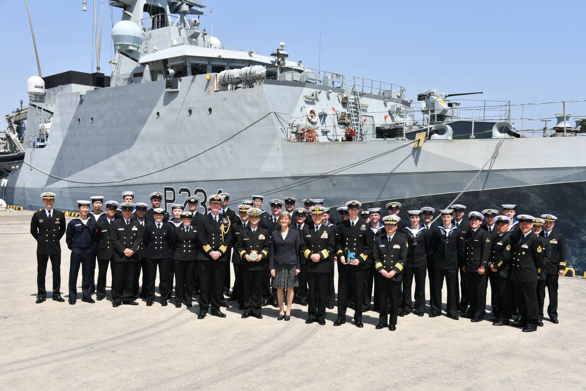 4月15日（月）、横須賀音楽隊が演奏する中、英国海軍リバー級哨戒艦