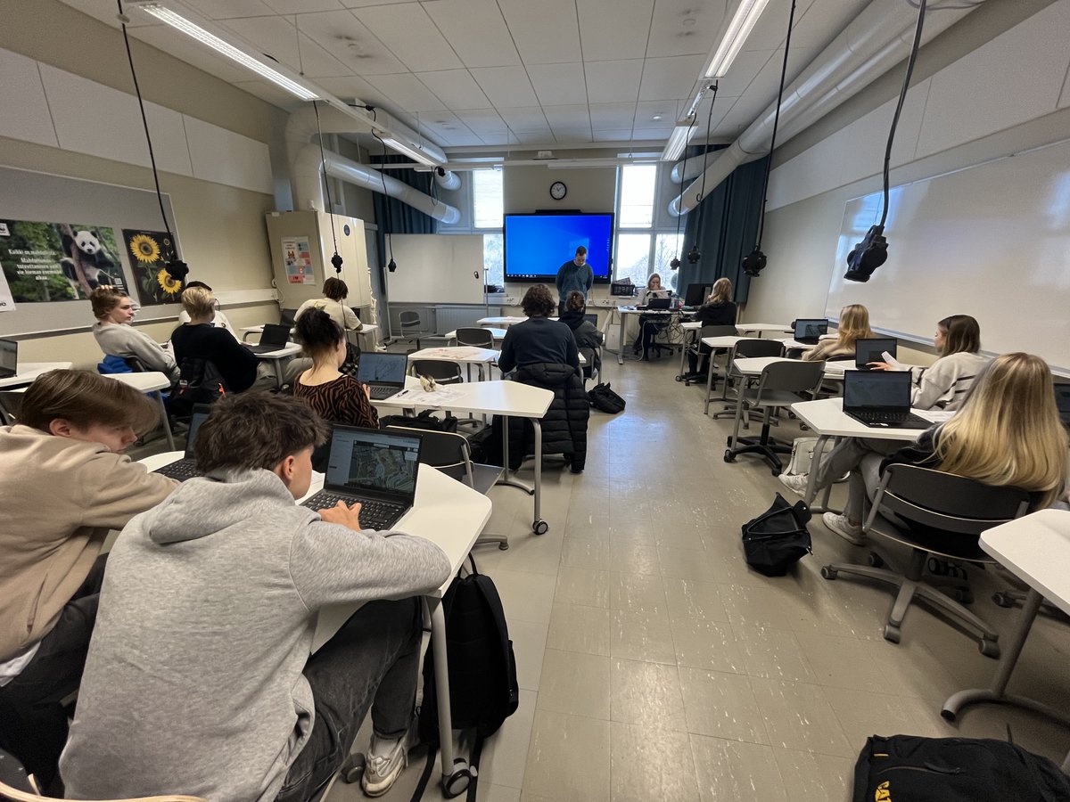 Luostarivuoren-Lyseon lukion opiskelijat pääsivät tällä viikolla tutustumaan #OpenStreetMap karttapalveluun ja täydentämään palvelupisteiden puuttuvia tietoja Lounaistiedon opastuksella 🌍 #paikkatieto #mapathon