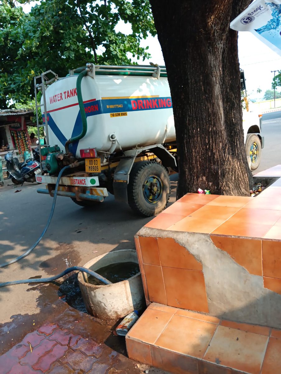 Team BMC has placed temporary water pots at various locations across the city for the stray animals to quench their thirst in this #heatwave. #BMCCares