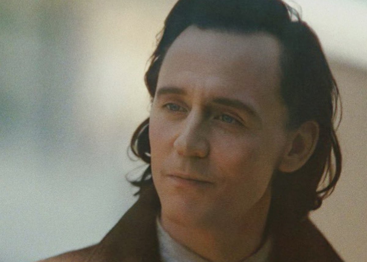 Who gave Loki the right to be this pretty? 😤