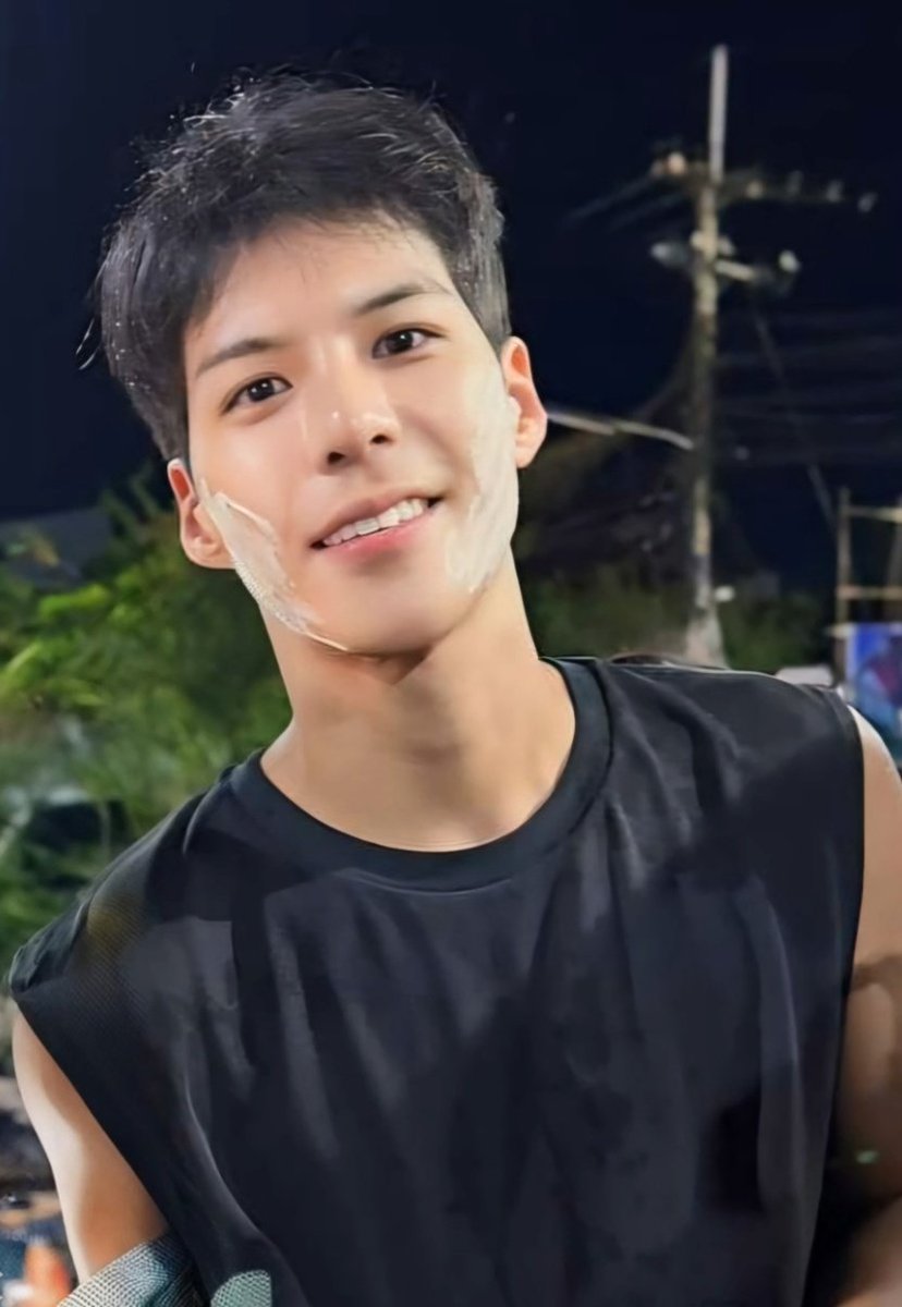 Sunset__Winter's tweet photo. "เข้าด้อมเพราะหล่อ...อยู่ต่อเพราะแปลก"
#คัลแลนพี่จอง https://t.co/Yc3dI0dv56