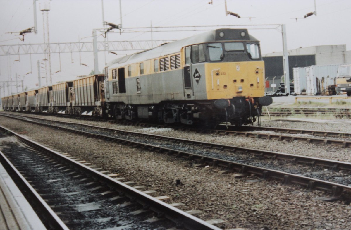 In matching Civil Engineers colours ,31232 is stabled at Nuneaton with YGB Stingray wagons . 25.5.93
#ThirtyOnesOnThursday