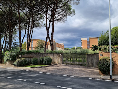 When in Rome...see (the setting of) Immacolata Concezione d'Ivrea.
#ChurchTourism #Roma #Church #Rome #ChurchesOfRome #Chiesa #ChieseDiRoma #RomeBucketList #VisitRome #TreasureItaly #ChurchArchitecture #BuongiornoRoma #WhenInRome #RomaOMorte #Italy #Italia
romandespatches.blogspot.com/2024/04/when-i…