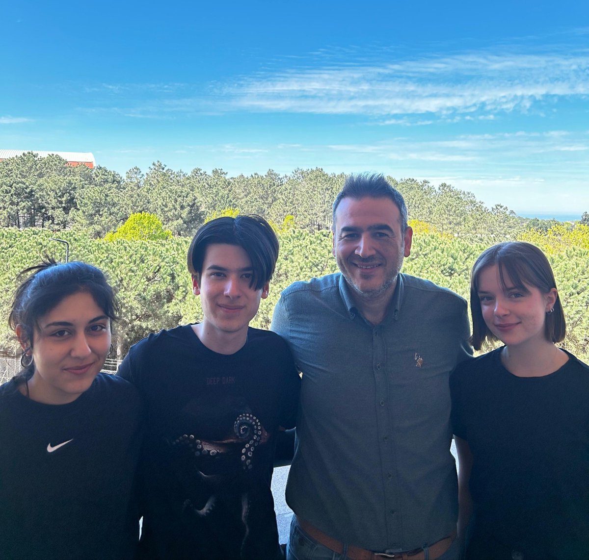 KocSciences's tweet photo. Danışmanlığını Kimya Bölümü öğretim üyesi Doç. Dr. Önder Metin’in yaptığı, araştırma grubunda yer alan üç öğrencimiz, TÜBİTAK (BİDEB) tarafından yürütülen “2209-A Üniversite Öğrencileri Araştırma Projeleri Destekleme Programı” 2023 yılı 2. dönemi destek hakkı kazanmışlardır. https://t.co/W3ezA95DDR