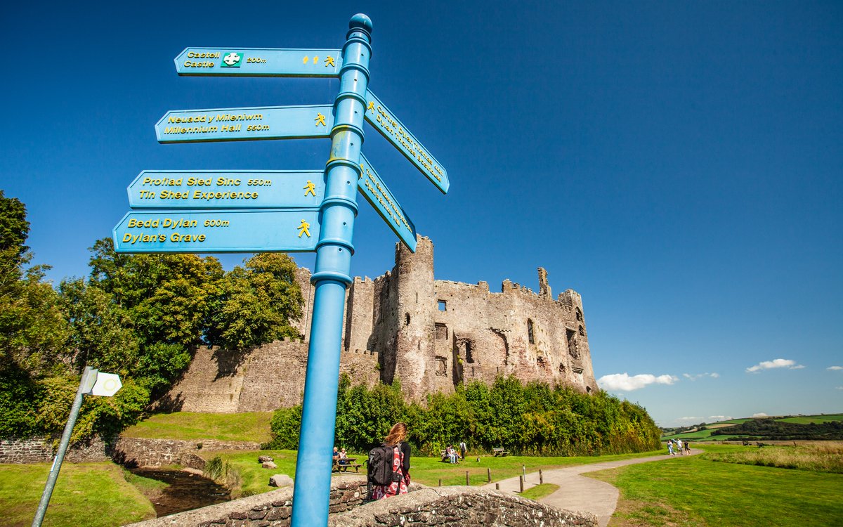 Yma yng Nghymru mae gennym ddigonedd o gestyll - 427 i fod yn union gywir! 🏰 Mae ein ffrindiau @cadwcymru yn edrych ar ôl 44 ohonynt, gan gynnwys yr un yma! Camwch nôl mewn amser a dysgwch fwy am ein hanes 👇 cadw.llyw.cymru/ymweld/be-syn-… #DiwrnodTreftadaeth