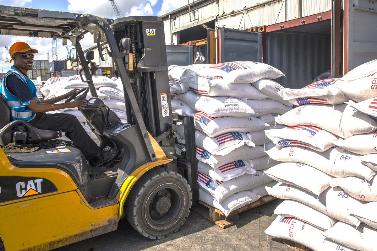 Thank you @USAID for your generous support in providing food assistance 🥘 to refugees in #Tanzania through @WFP 🇹🇿 #WFP works with partners to support over 200,000 refugees living in 🇹🇿 #humanitarianaid 🤝