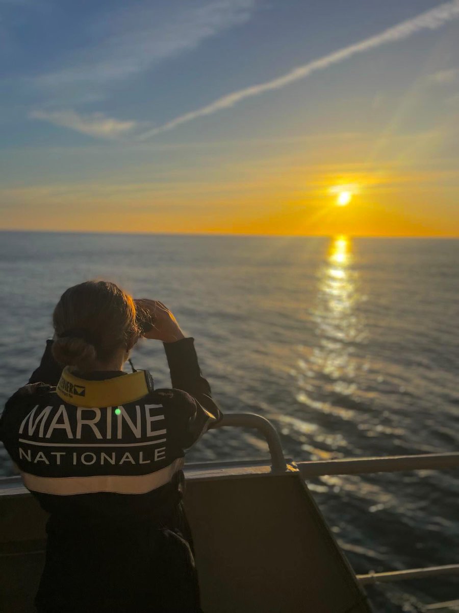[#JeudiPhoto] Nos élèves en corvette sur la côte Atlantique ont de la chance : aux premières loges pour le lever du soleil ☀️