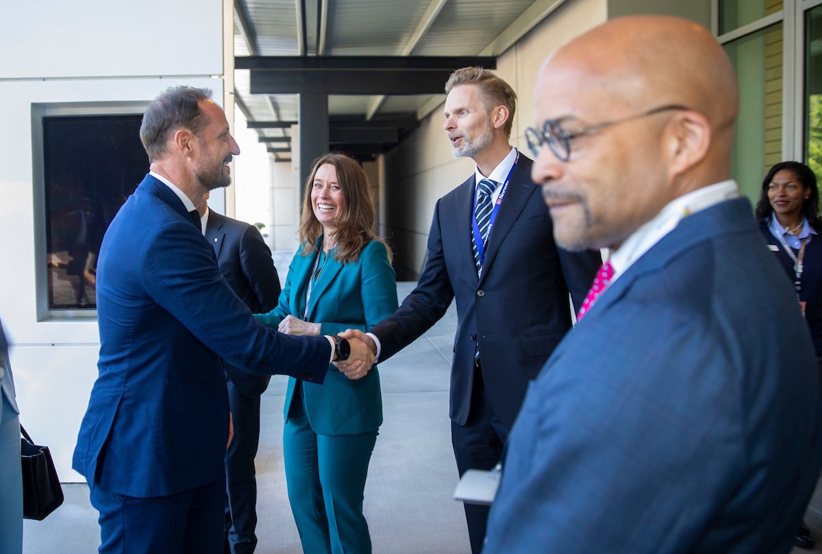 H.R.H. Crown Prince Haakon is in Seattle! As part of day one, the Crown Prince and Minister of Digitalization, Karianne Tung, visited leading tech companies Amazon and Microsoft. @awscloud @Microsoft #AI #Sustainability