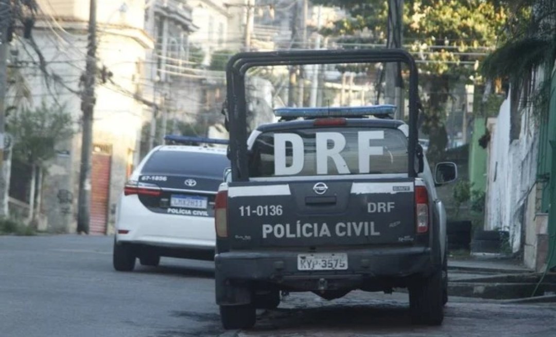 NotciasRio1's tweet image. #DRF e #Seop realizaram uma ação conjunta em um ferro-velho clandestino em Bonsucesso, na Zona Norte do #RJ. O responsável pelo estabelecimento foi preso em flagrante por furto de energia elétrica e o local foi interditado.