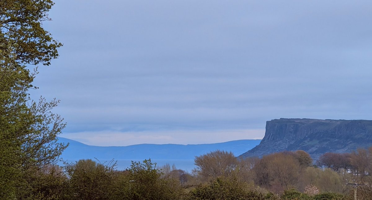 Ballycastle this morning. Mull of Kintyre in blue @KintyreForum #Ballycastle @bbcweather @deric_tv #VMWeather @DiscoverNI @LoveBallymena @WeatherCee @angie_weather @Louise_utv  @WeatherAisling @barrabest @Ailser99 @nigelmillen @EventsCauseway @carolkirkwood   @Schafernaker