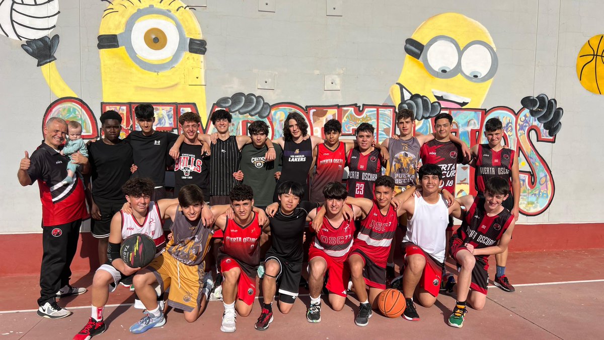 Los Cadetes @CDJPuertaOscura tuvieron visita en su entrenamiento 🍼👶 mimando a los nuevos canteranos que llegan 😍🏀 #SiempreJuntos #ElFuturoJuegaHoy