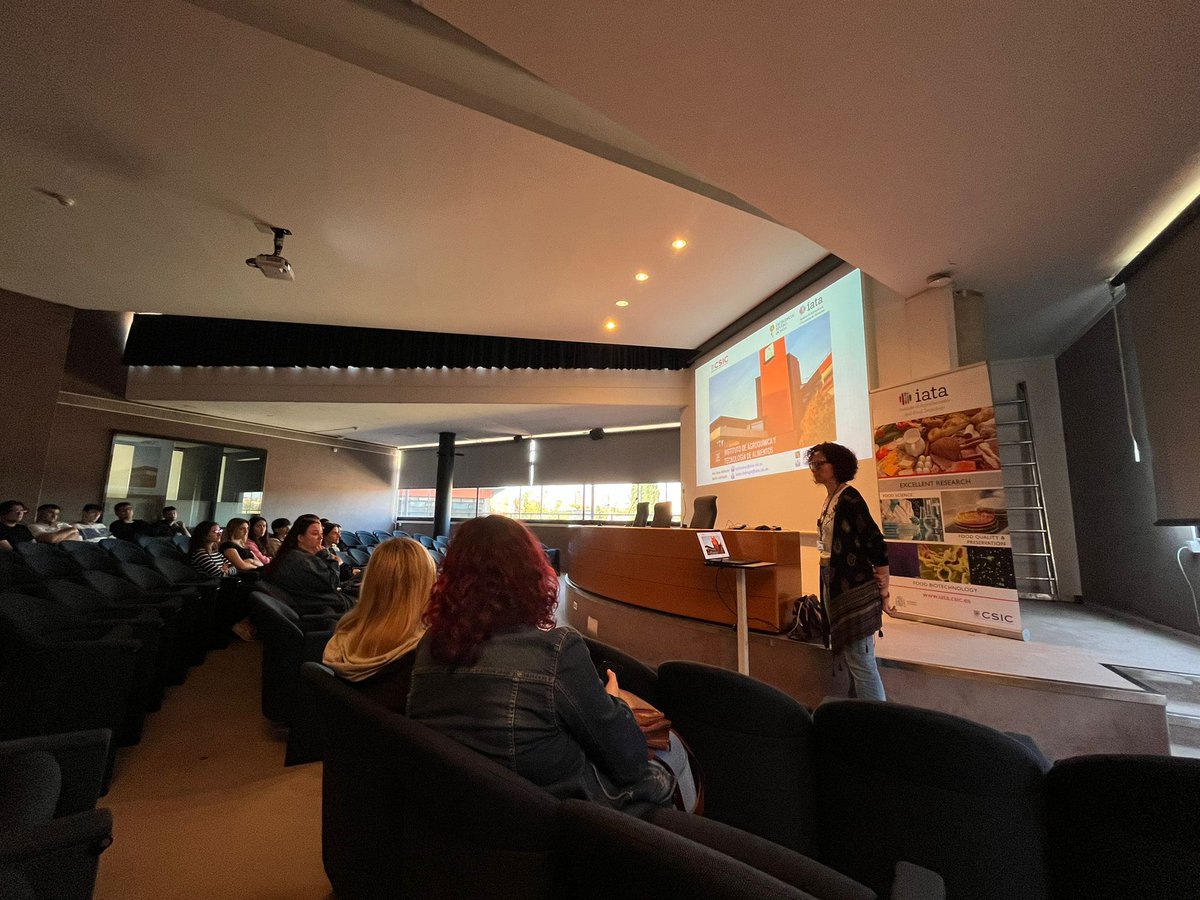 El <a href="/iata_csic/">IATA CSIC</a> recibió ayer la visita de 40 alumnos y alumnas del IES Pare Vitòria d'Alcoi pertenecientes al grado medio de Operaciones de Laboratorio, al grado superior de Laboratorio de Análisis y de Control de Calidad y al de Elaboración de Productos Farmacéuticos.