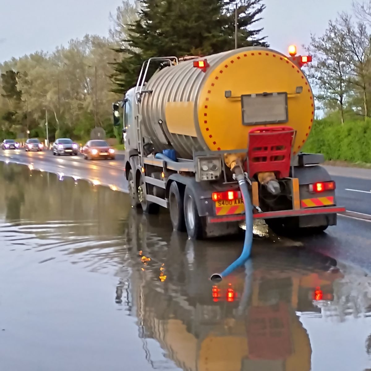 Eastern Road southbound and one lane northbound are closed between Anchorage Road and the roundabout.  
Southern Water's sewer main has burst and there is flooding which is not safe for drivers. <a href="/SouthernWater/">Southern Water</a> are clearing the flooding. Footpaths &amp; cycle paths remain open.