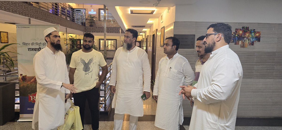 Darussalam_Ned's tweet photo. Aimim Maharashtra Vice President 𝙎𝙔𝙀𝘿 𝙈𝙊𝙄𝙉 𝙎𝘼𝙃𝘼𝘽 Aimim kishanganj Candidate Akhtarul Iman Election Campaign ke liye Kishanganj Pahuch Chuke Hain Is Mouqe par Tabrez khan our Salman Bhai Hyc se mulaqat ki. 

#VoteForkite🪁 #VoteForRight✅ https://t.co/nNSRkfiF40