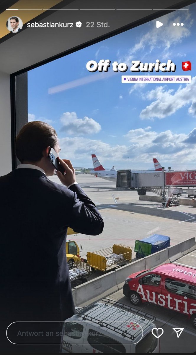 martinsadleder's tweet photo. Ob er wohl Touristen bittet, ihn von hinten zu fotografieren, während er so tut, als würde er telefonieren? https://t.co/HKA0Z2ebhO